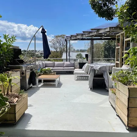 Luxury Townhouse With Aircon, Huge Balcony & Hot Tub Appartement